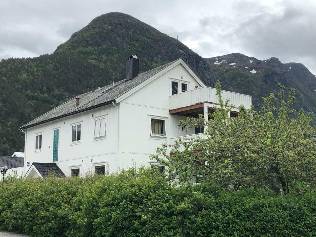 Andalsnes Gustehouse Apartment Exterior foto